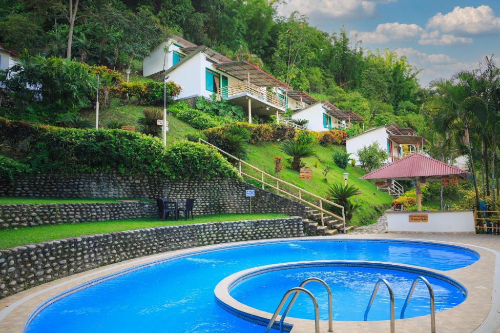 拉梅尔塞Fundo San Jose Parque Ecológico & Lodge Hotel Asociado Casa Andina的房屋前的游泳池