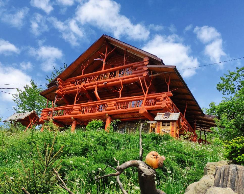 亚列姆切Шале Гірська Казка的小木屋,设有山坡上的甲板