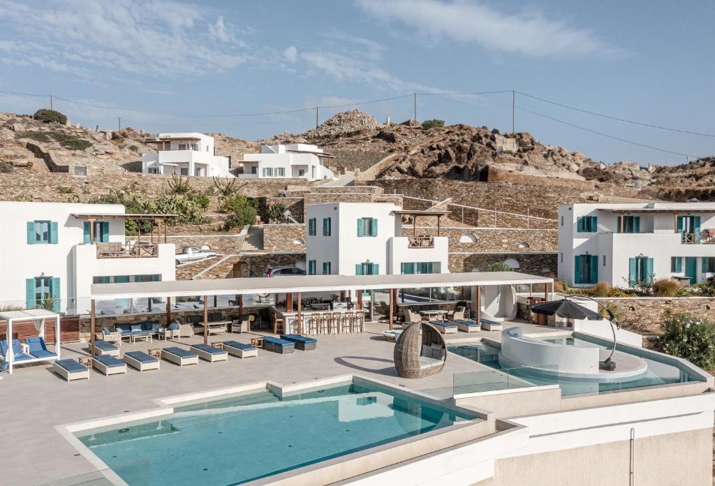 伊奥斯乔拉Ios Sea View的一座带游泳池和建筑的度假村