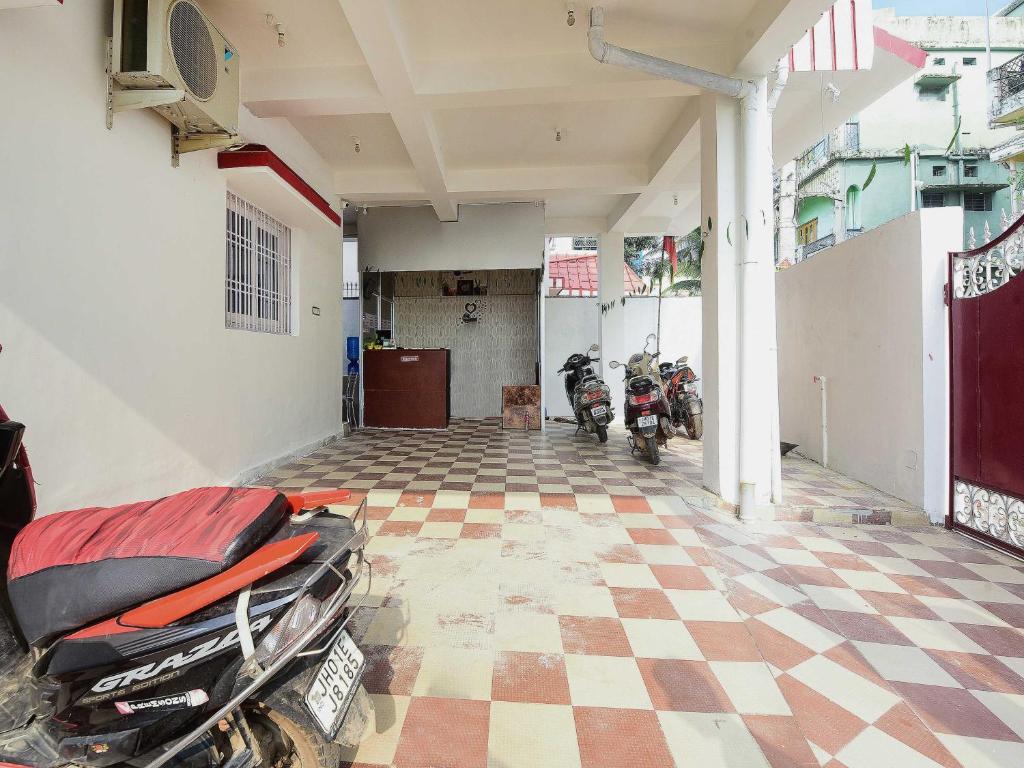 兰奇Super OYO Flagship Hotel Rudraksh Inn的停在大楼内的一个房间,里面放着摩托车