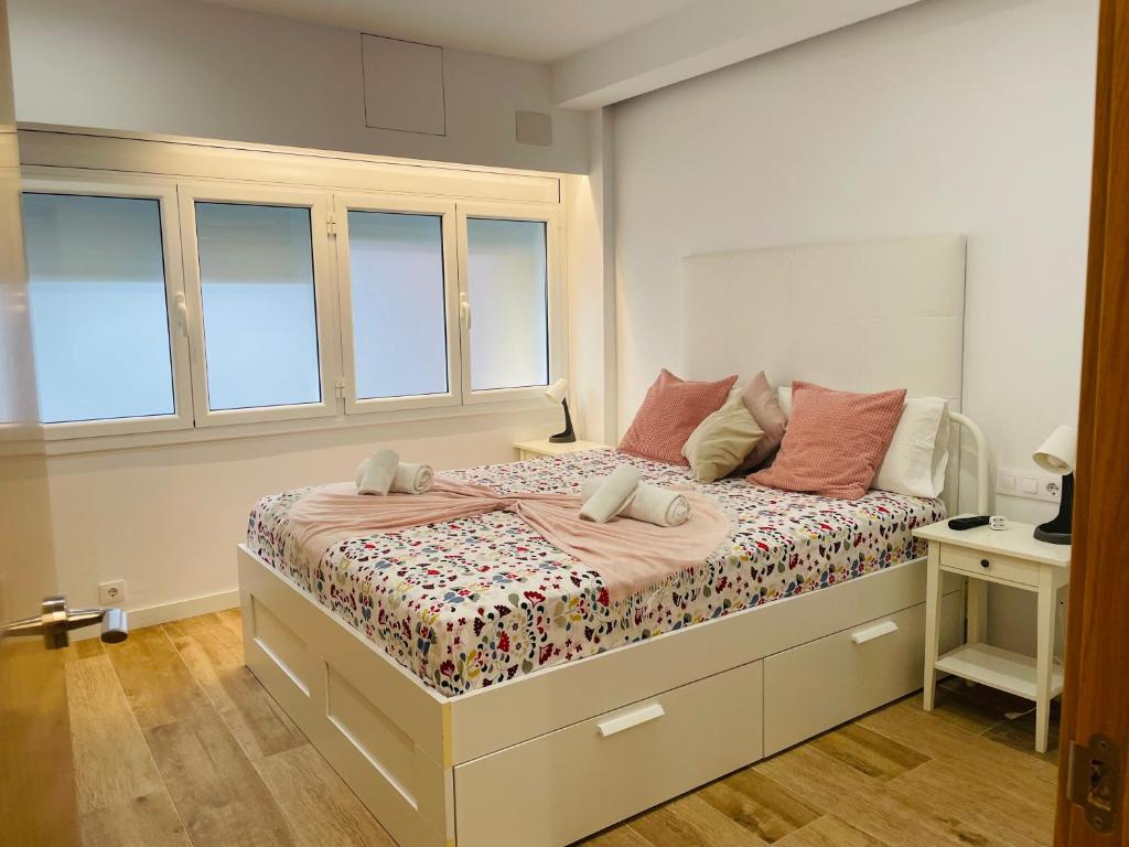 略夫雷加特河畔奥斯皮塔莱特Sweet Room Barcelona的一间卧室配有带粉红色枕头的床。