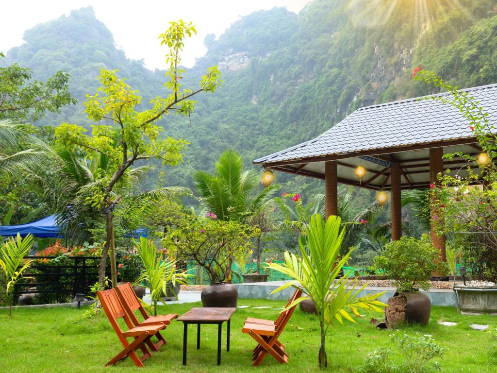 宁平Hoang Minh Mountainside Villa的一个带桌椅的花园和一个凉亭