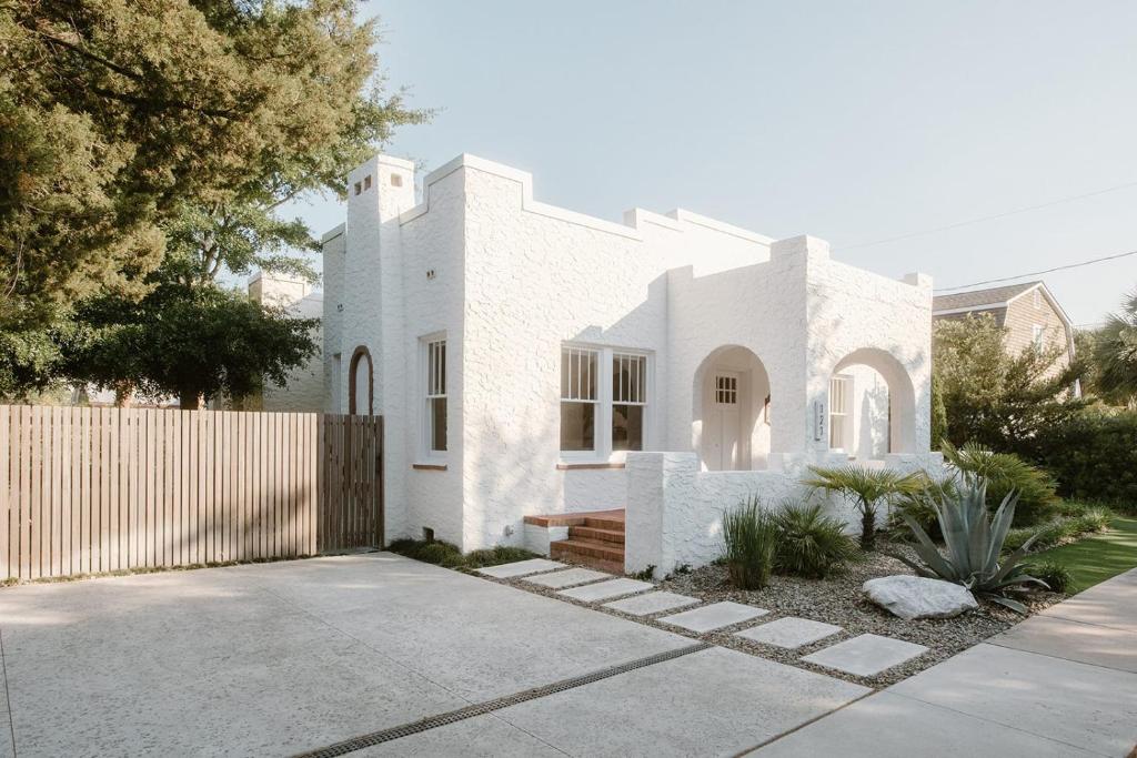 来特斯维比奇Villa Marguerita by WB Abodes的白色的房子,有栅栏和车道