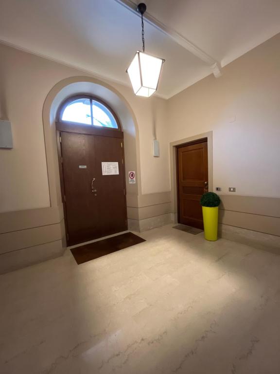 罗马HOTEL Villa Bertone的一个空房间,有门和盆栽