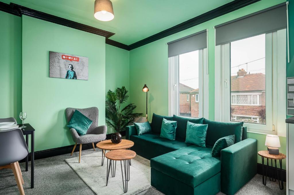 BalbySocial Media Adventure - 3 Bedroom - City Centre - Doncaster的客厅配有绿色沙发和椅子