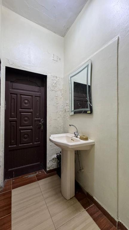 Az ZāhirRoom and Bath Only的一间带水槽和黑色门的浴室