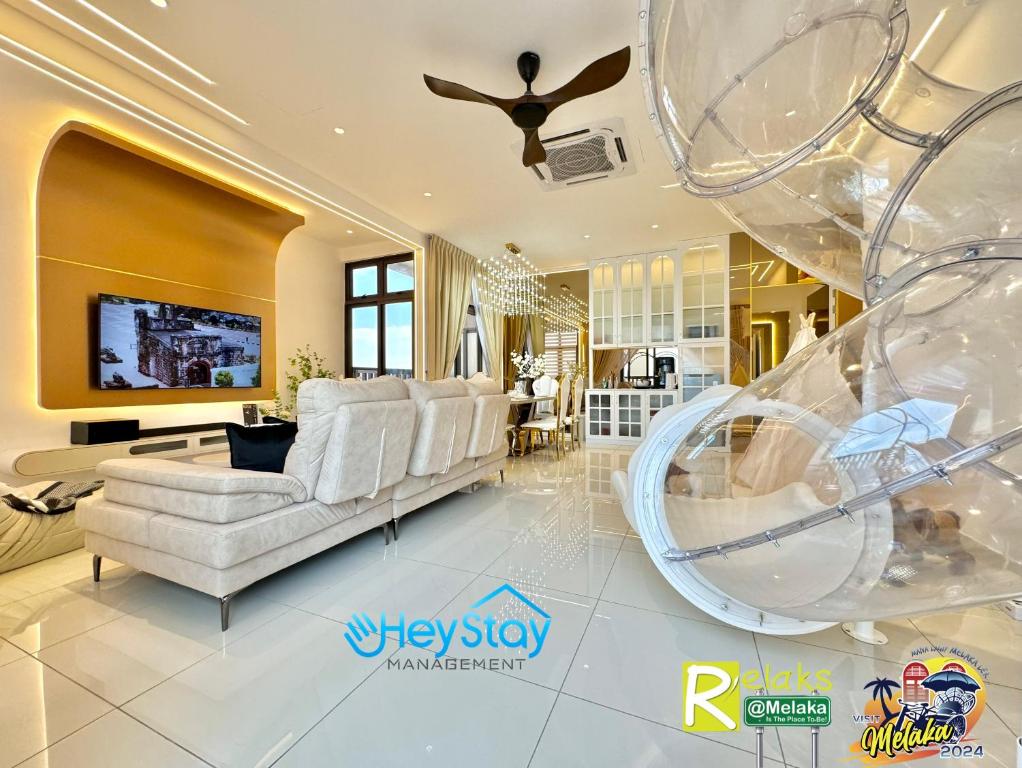 马六甲Bali Residence Melaka By Heystay Management的客厅配有白色家具和天花板