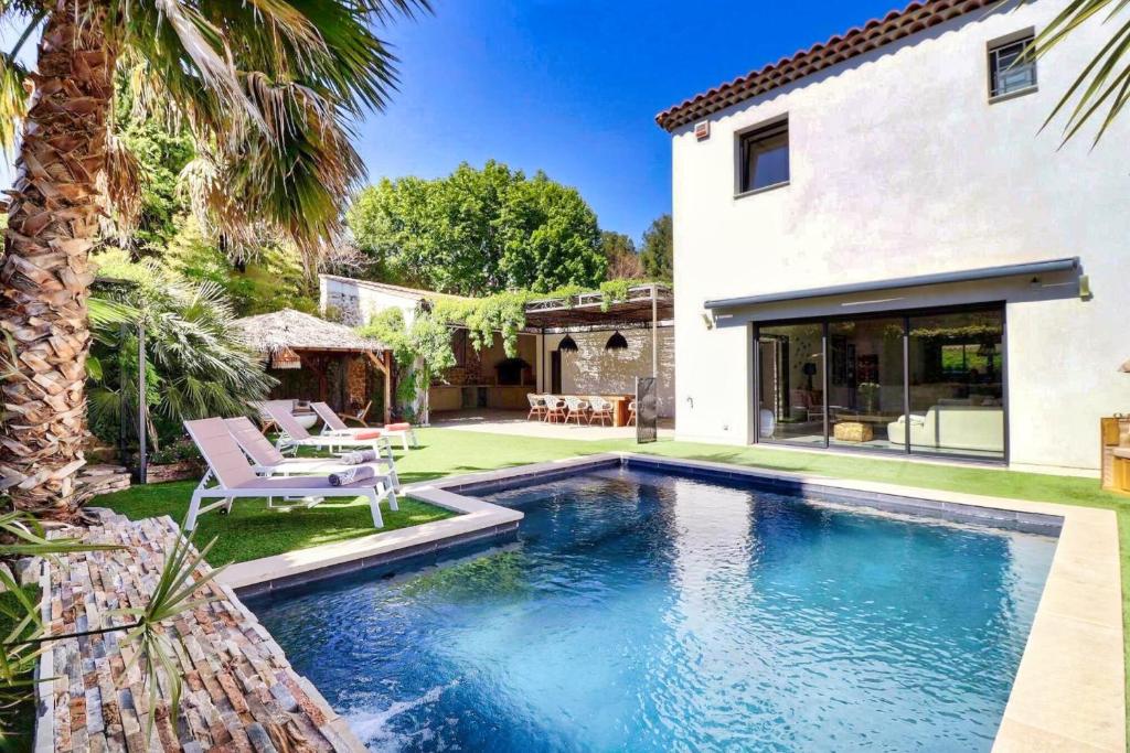 马赛Villa Prestige Confort & Piscine的一座房子后院的游泳池