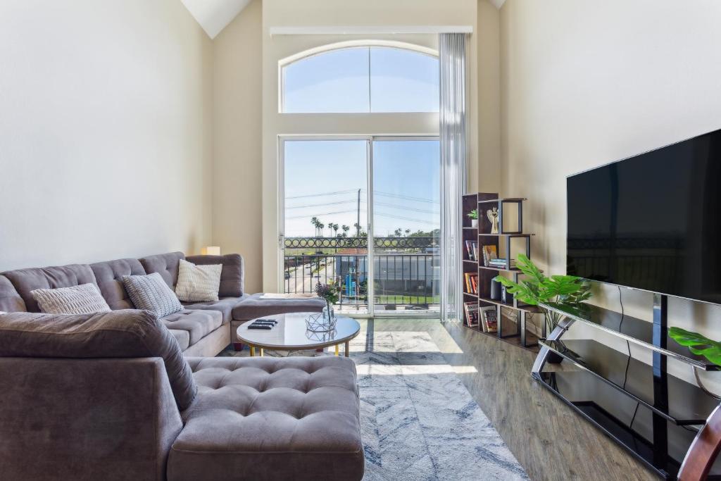 洛杉矶Modern 2bedroom Apartment with Pool的带沙发和电视的客厅