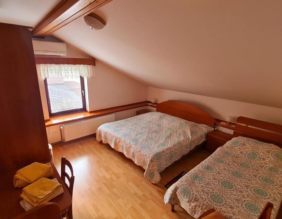 伊利尔斯卡比斯特里察Domačija Bubec的一间小卧室,配有两张床和窗户