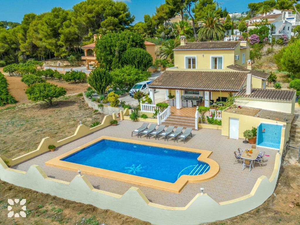 莫莱拉Villa Gema by Abahana Villas的享有带游泳池的房屋的空中景致