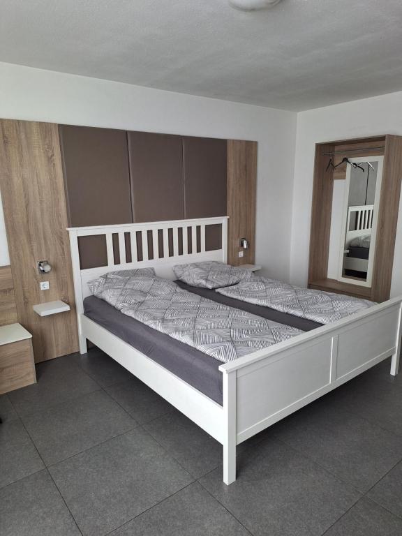 吉森modern Hoteliving Gießen的卧室配有一张白色框架的大床