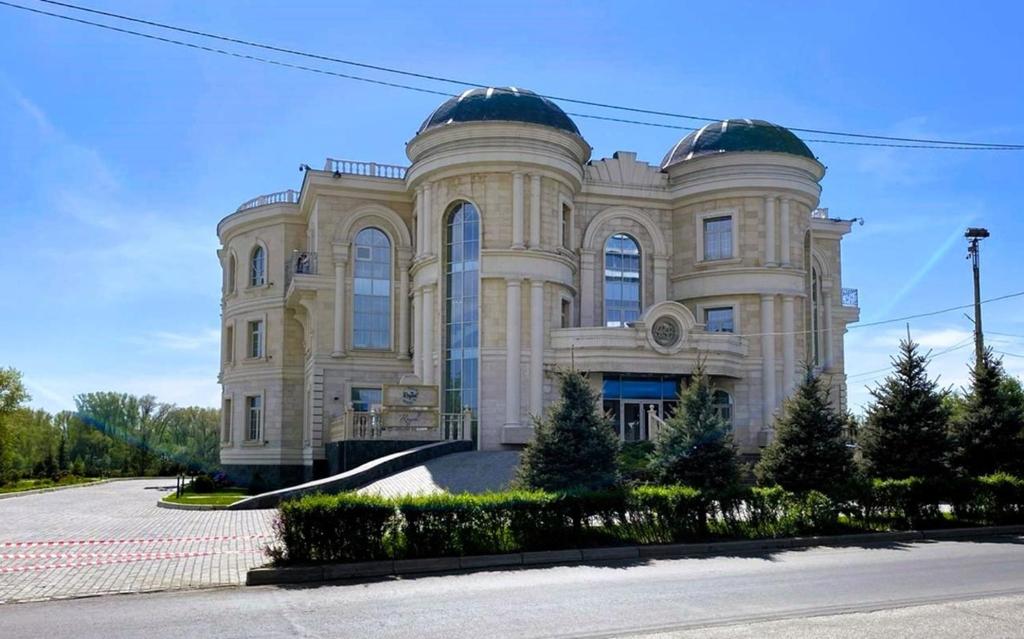 乌斯季卡缅诺戈尔斯克Royal BV的顶部有圆顶的建筑