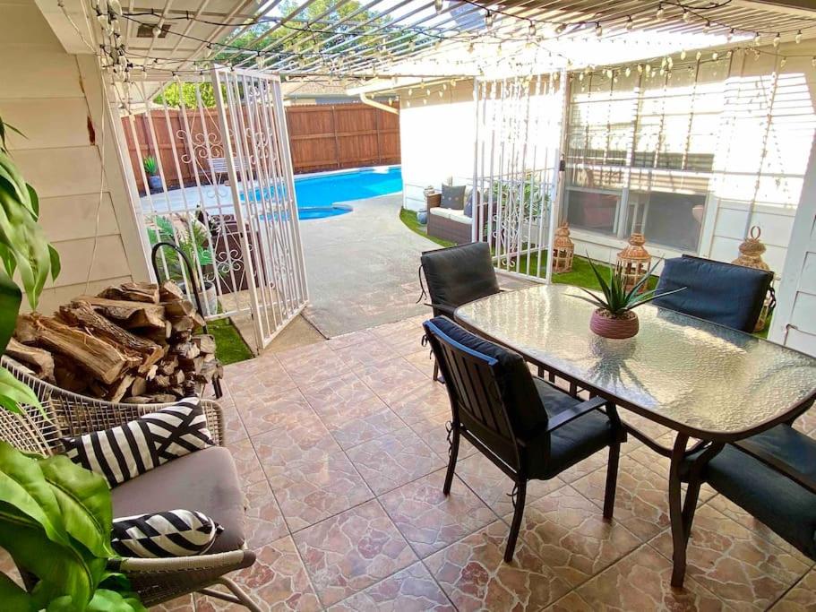 达拉斯Vacation Home with Private Pool的一个带桌椅的庭院和一个游泳池