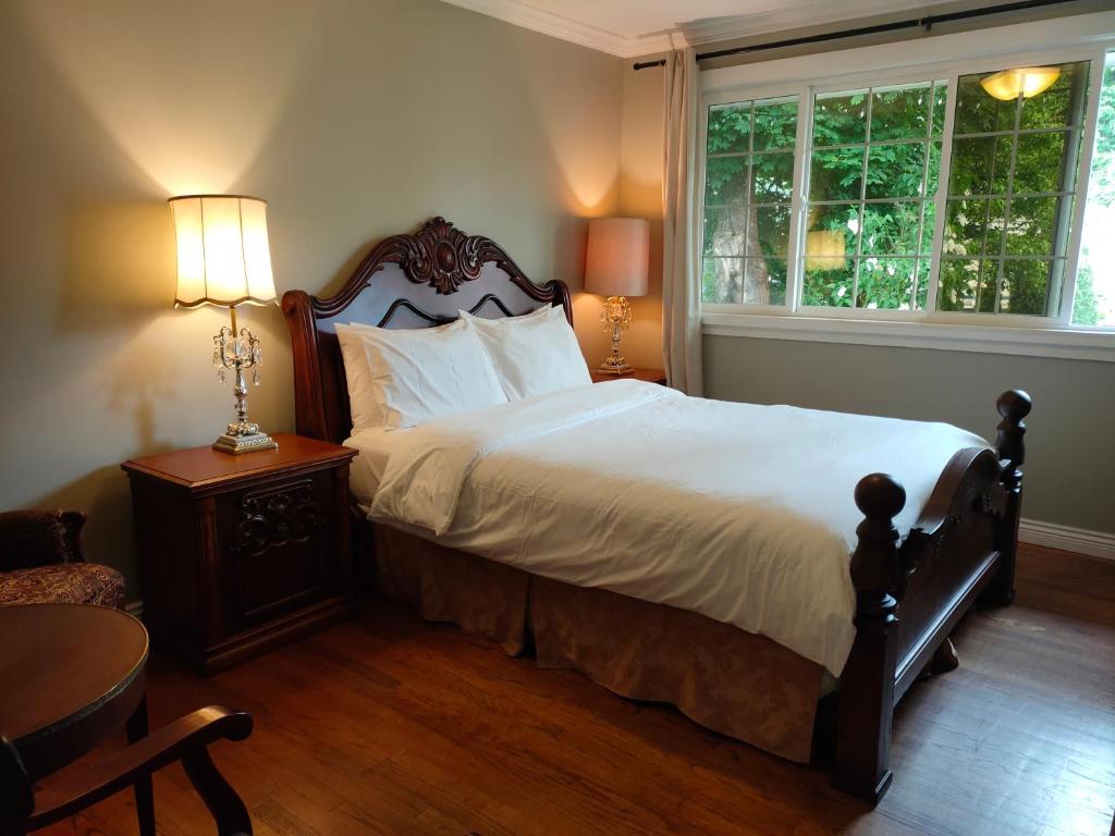 白石半中心房子酒店的一间卧室设有一张大床和一个窗户。