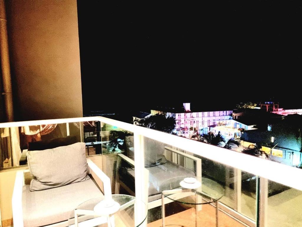 尼甘布Ocean view luxury apartments的阳台配有沙发,享有城市景观。