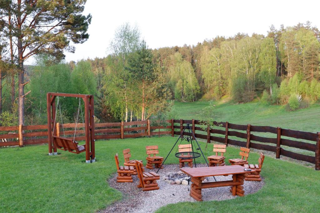 DziemianyDomek w sercu Kaszub的一个带野餐桌和秋千的游乐场