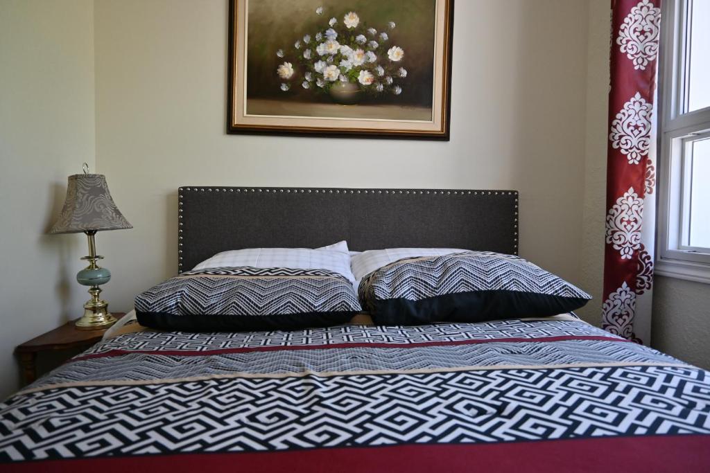 尼亚加拉瀑布Centennial Suite的一间卧室配有一张带两个枕头的床