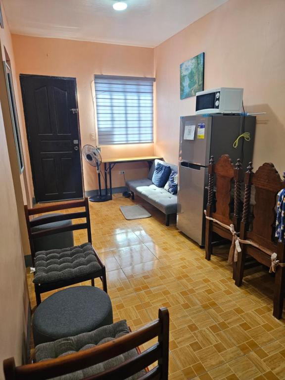 八打雁Mel's Place 2BR Apartment Unit2 in Batangas City的客厅配有冰箱和沙发。