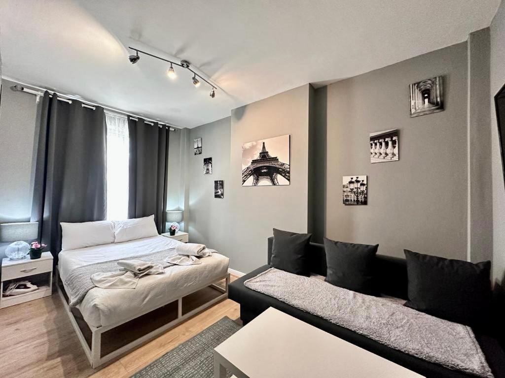 迪拜Dubai Media City Convenient Apartments的小房间设有床和沙发
