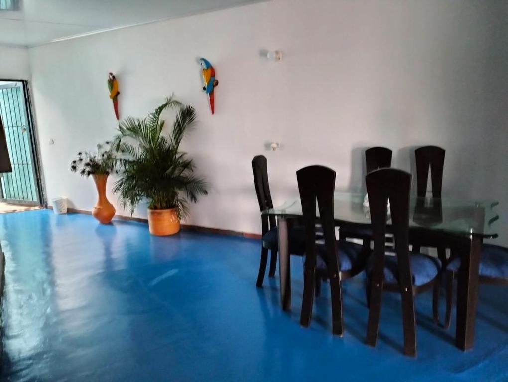比利亚维哈LUNA DEL DESIERTO TATACOA 2DA SEDE的一间设有玻璃桌和椅子的用餐室