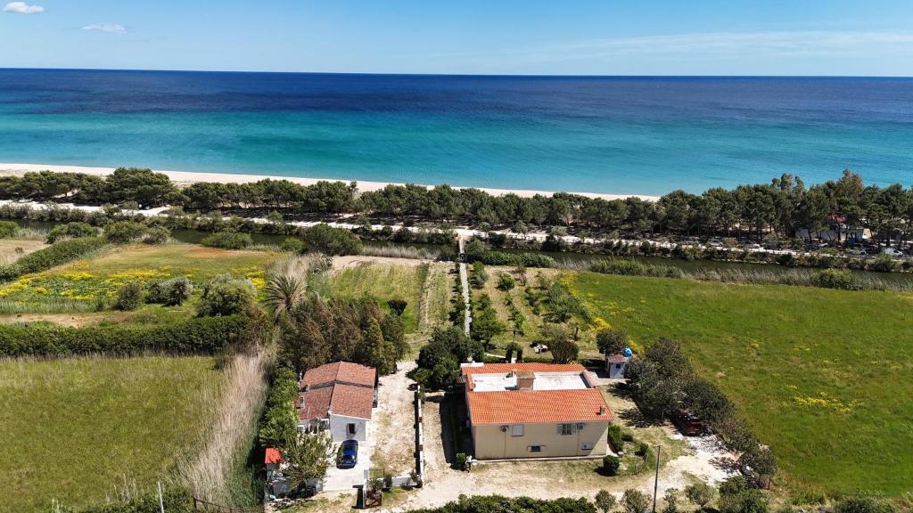 奥罗塞伊Orosei RE - Villa Samuela a 50 m dal mare的海洋旁房子的空中景观
