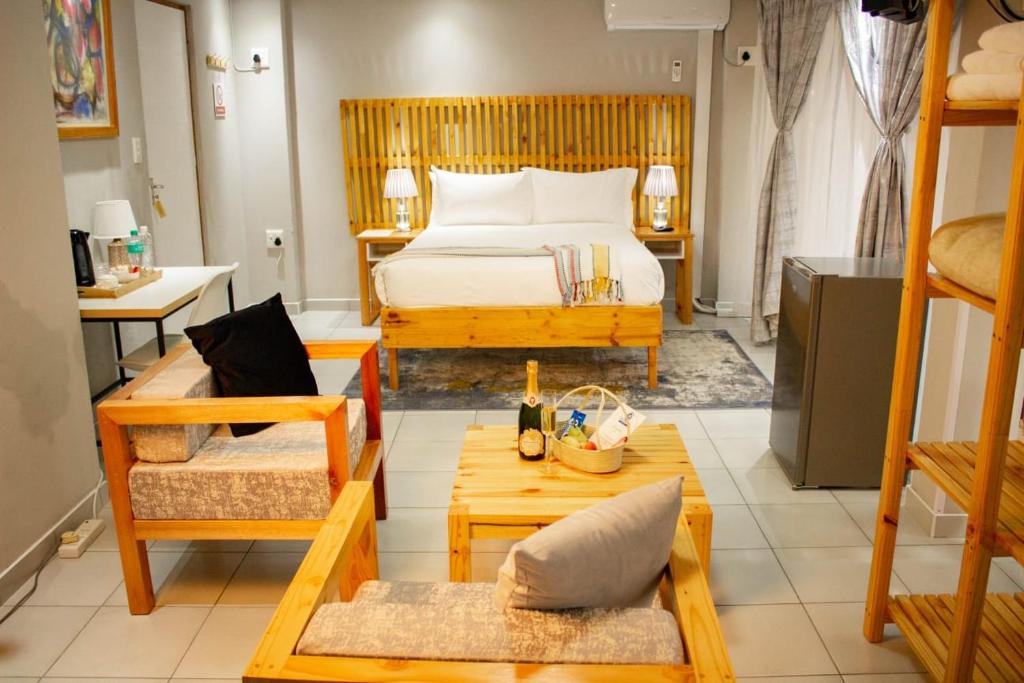 马塞卢Thabeng Hotel & Restaurant的卧室配有一张床和一张桌子及椅子