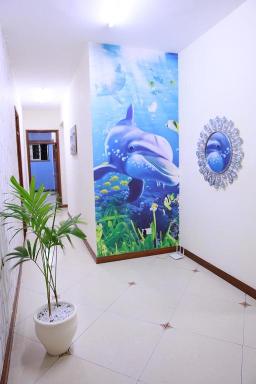 蒙巴萨MOA Nyali Beach Ensuite Rooms with swimming的一条带有海豚壁画的走廊
