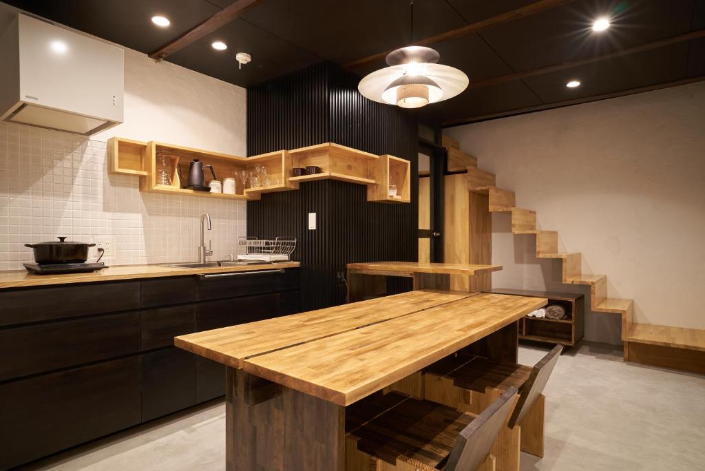 HaraOldbutNew 蔵的厨房设有木桌和楼梯。