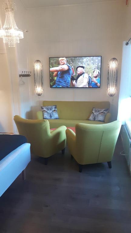巴特斯峡湾Båtsfjord Smarthotell的带沙发和平面电视的客厅