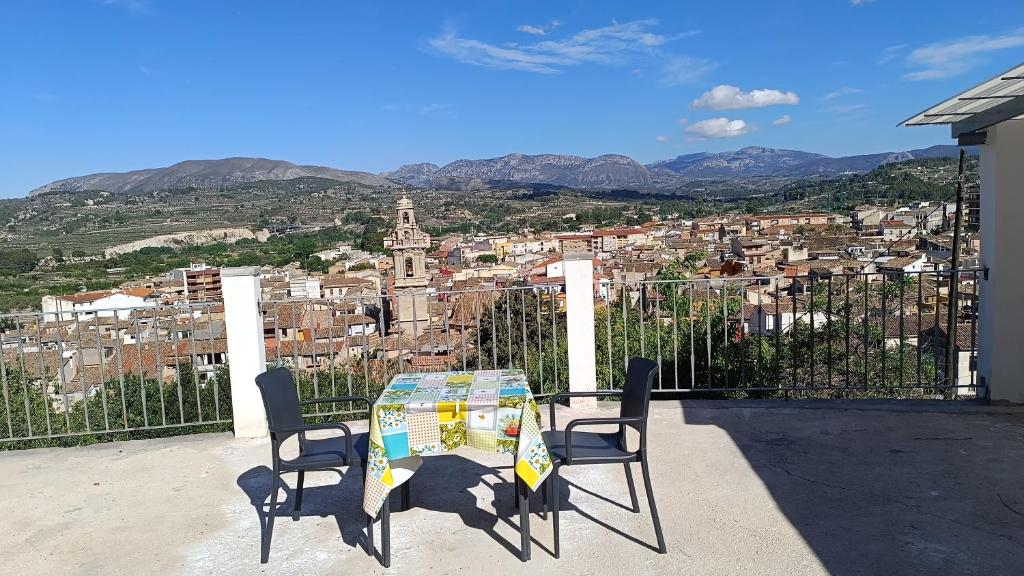 科森泰纳El Mirador"Venerable Escuder"的一张桌子和椅子,享有城市美景