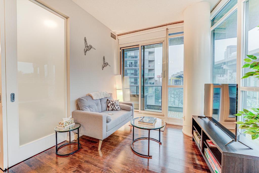 多伦多Prime City Pad 2 Bedroom with CN Tower View的带沙发和电视的客厅