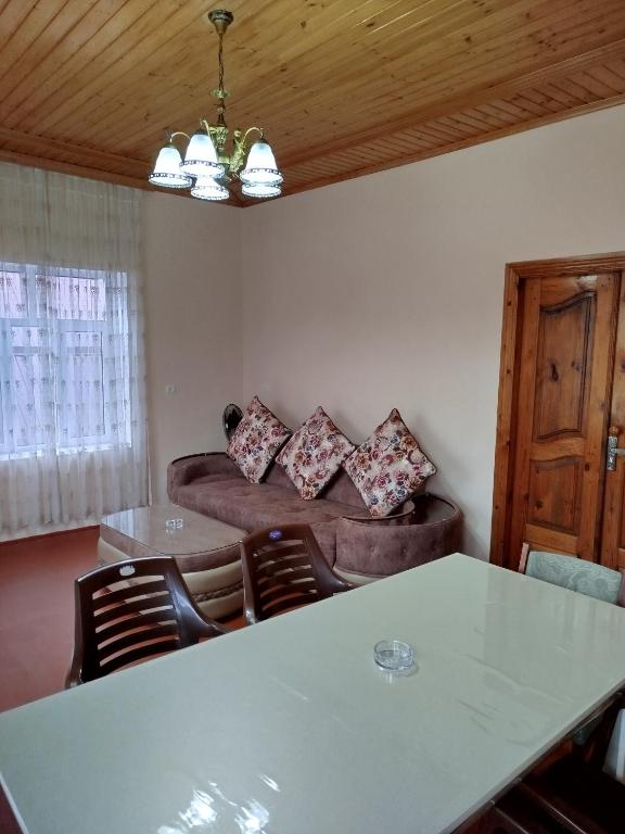 连科兰Hostel ucuz的客厅配有桌子和沙发