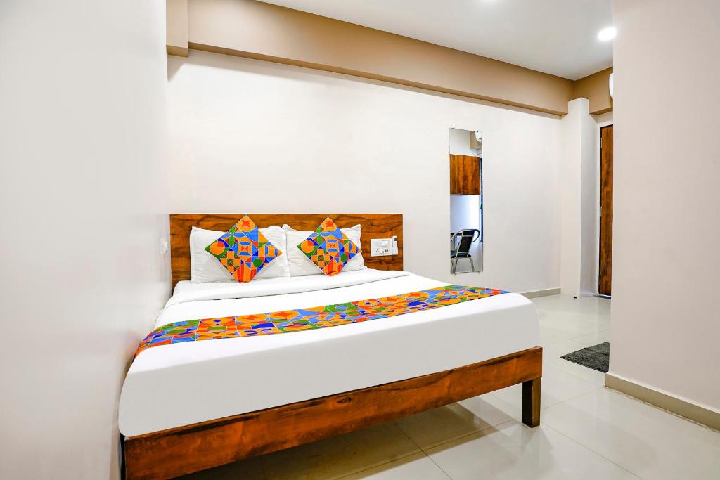 BhathaFabHotel Royal Paradise的一间卧室,卧室内配有一张大床