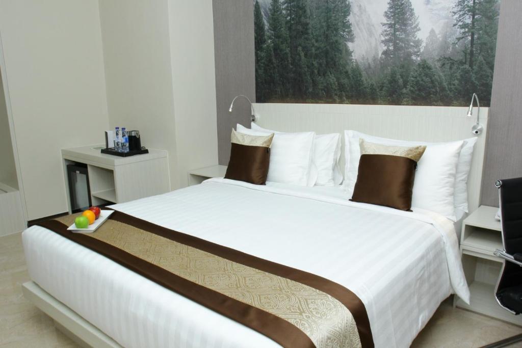 TobadiHorison abepura的一张大白色的床,位于酒店客房内