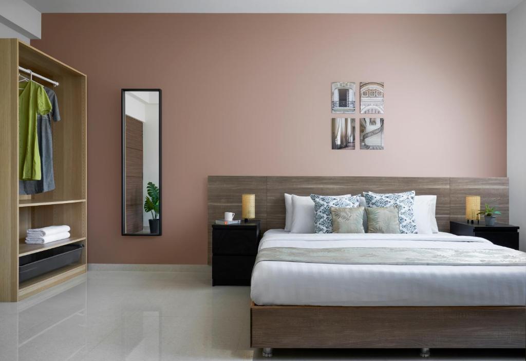 Grandeur stays客房内的一张或多张床位