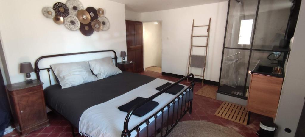 萨路特德沃克吕兹LA JOVINE 2 Sault的一间卧室配有一张带黑色毯子的床