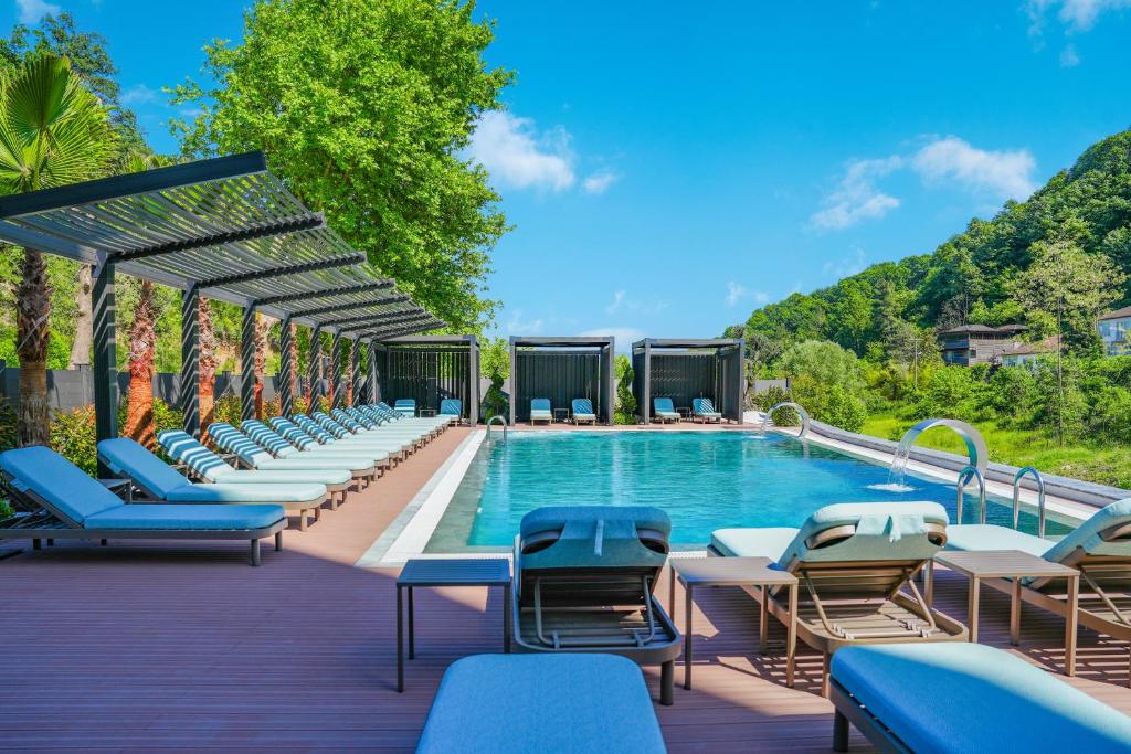 埃利特温泉Vital Thermal Hotel & SPA的一个带躺椅的度假村游泳池
