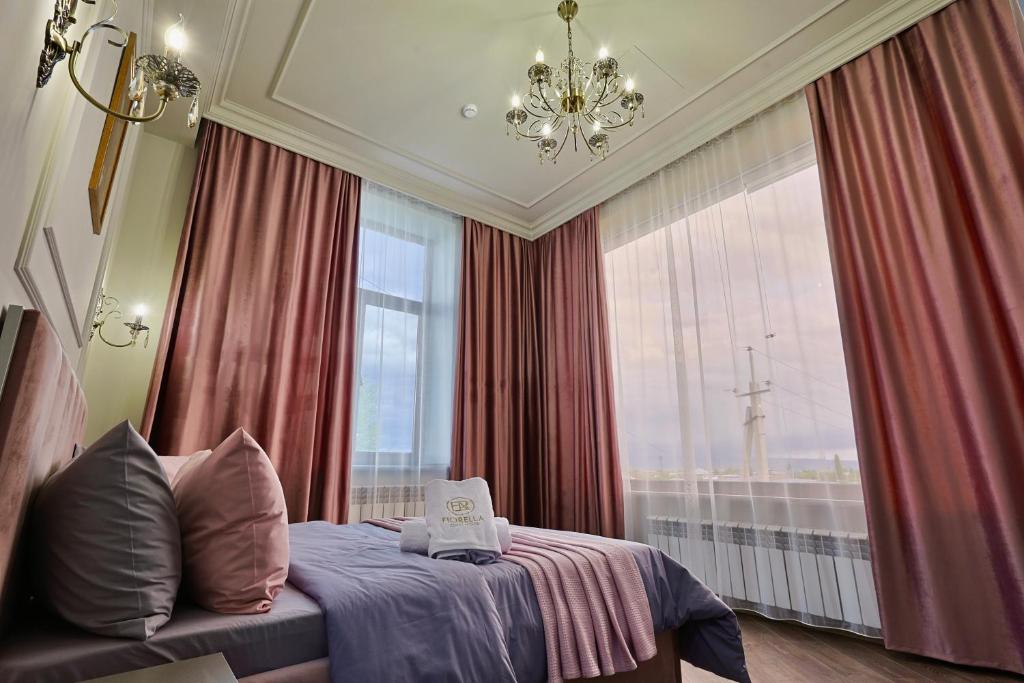 久姆里Fiorella Gyumri的一间卧室设有一张床和一个大窗户