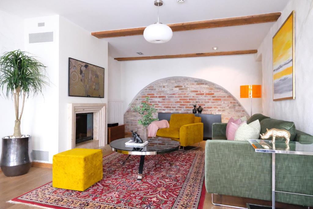 塔林托姆比亚老城塔林市公寓的带沙发和壁炉的客厅