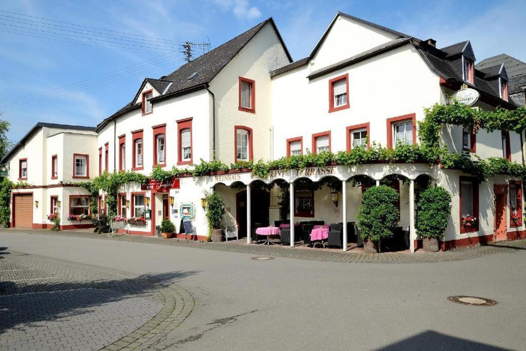 GraachWeinhaus Hotel zum Josefshof的街道上一排白色的建筑