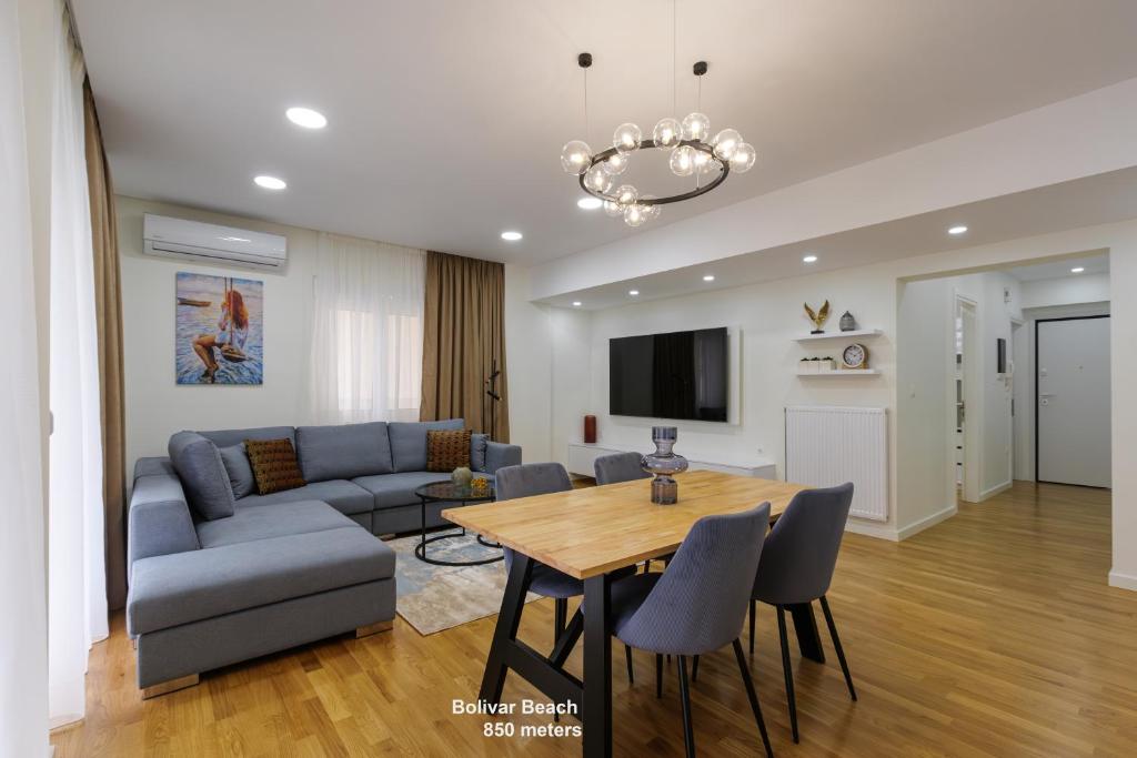 雅典Magnificent Riviera Residence的客厅配有桌子和沙发