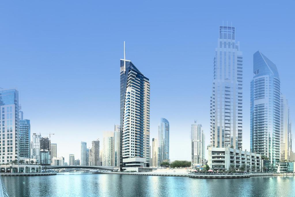 迪拜Dusit Princess Residences Dubai Marina的享有大城市和高楼的景色