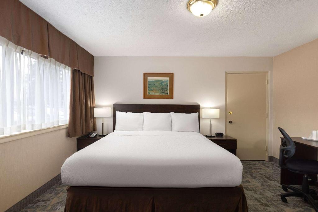 桑德贝桑德海湾旅客之家的一间位于酒店客房内的带大床的卧室