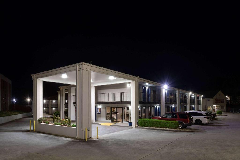 道格拉斯维尔道格拉斯维尔亚特兰大费尔伯恩路戴斯酒店的一座晚上停泊在停车场的建筑物