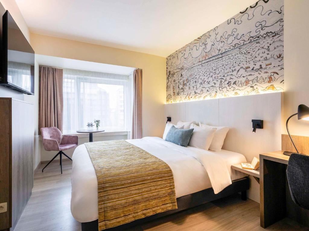 奥斯坦德奥斯坦德美居酒店的酒店客房设有床和窗户。
