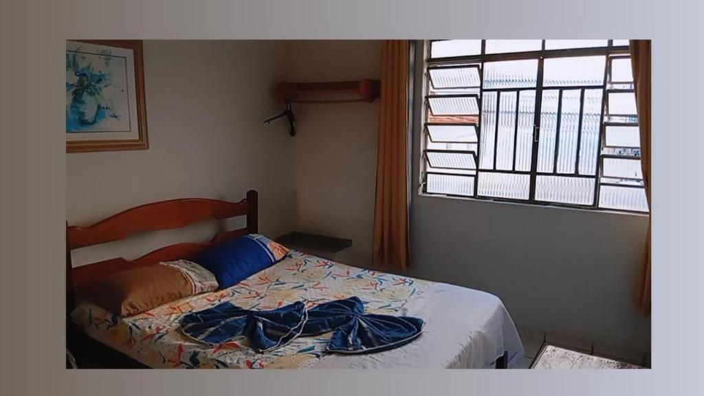 PinheirosHotel Pinheiros的一间卧室设有一张床和一个窗口