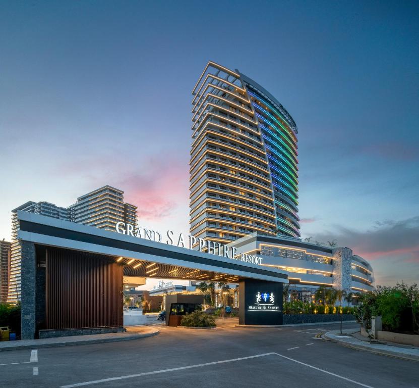 特里科莫Grand Sapphire Resort & Casino的一座大型建筑,前面设有停车场