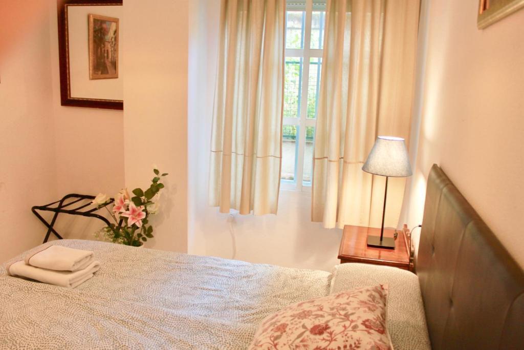 塞内斯德拉韦加Apartamentos Vado - Ruta de la Sierra的一间卧室设有一张床和一个窗口