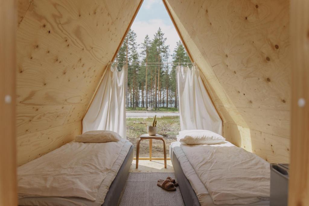 普马拉Pistocamp的帐篷内的两张床,设有窗户